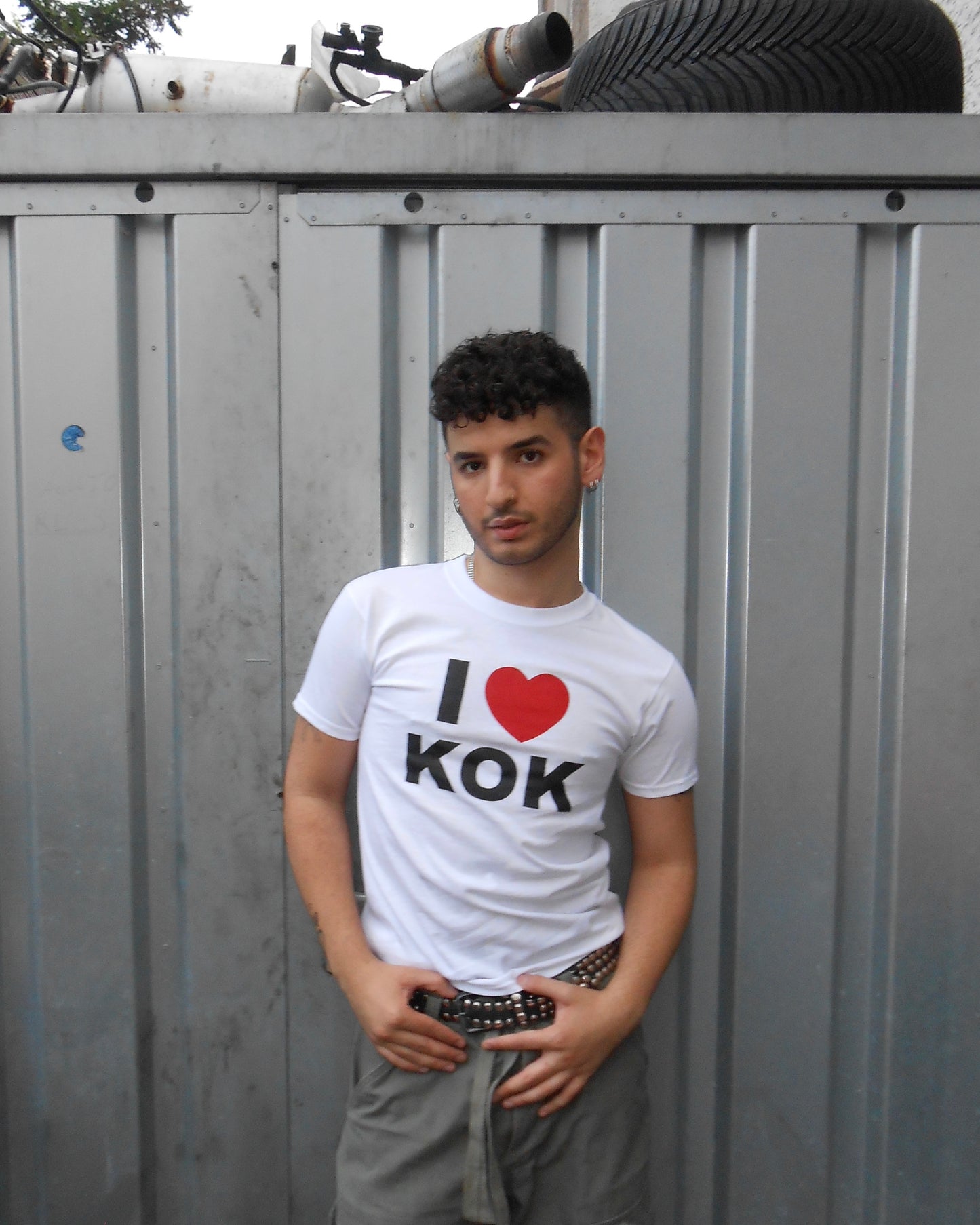 Baran Kok trägt das offizielle weiße „I ❤ KOK“ T-Shirt aus dem Baran Kok Merch Shop