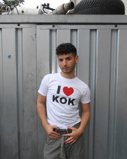 Baran Kok trägt das offizielle weiße „I ❤ KOK“ T-Shirt aus dem Baran Kok Merch Shop